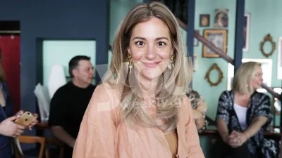 Είτε είσαι 20, είτε 60, το look της Νατάσσας Μποφίλιου στο Ηρώδειο, μπορείς να το υιοθετήσεις - Λευκό σύνολο και χρυσό κιμονό