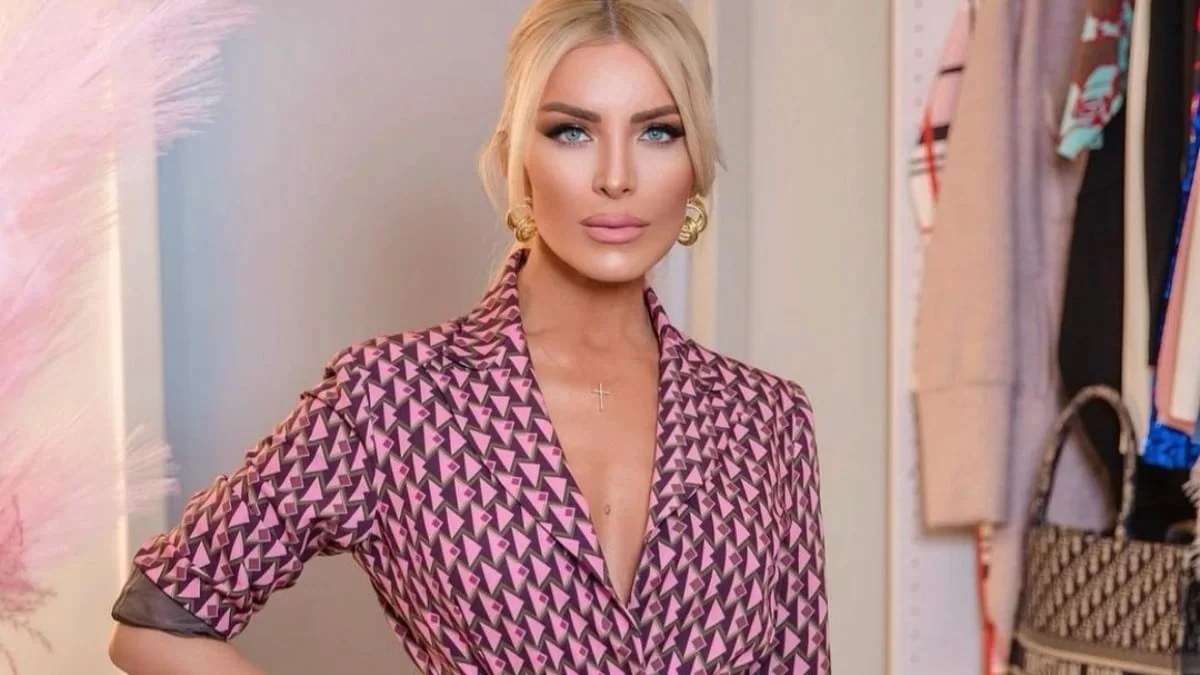Γεμάτο κεριά, λουλούδια και ρούχα το καμαρίνι της Κατερίνας Καινούργιου στον ALPHA - Βγαλμένο από εξώφυλλο περιοδικού