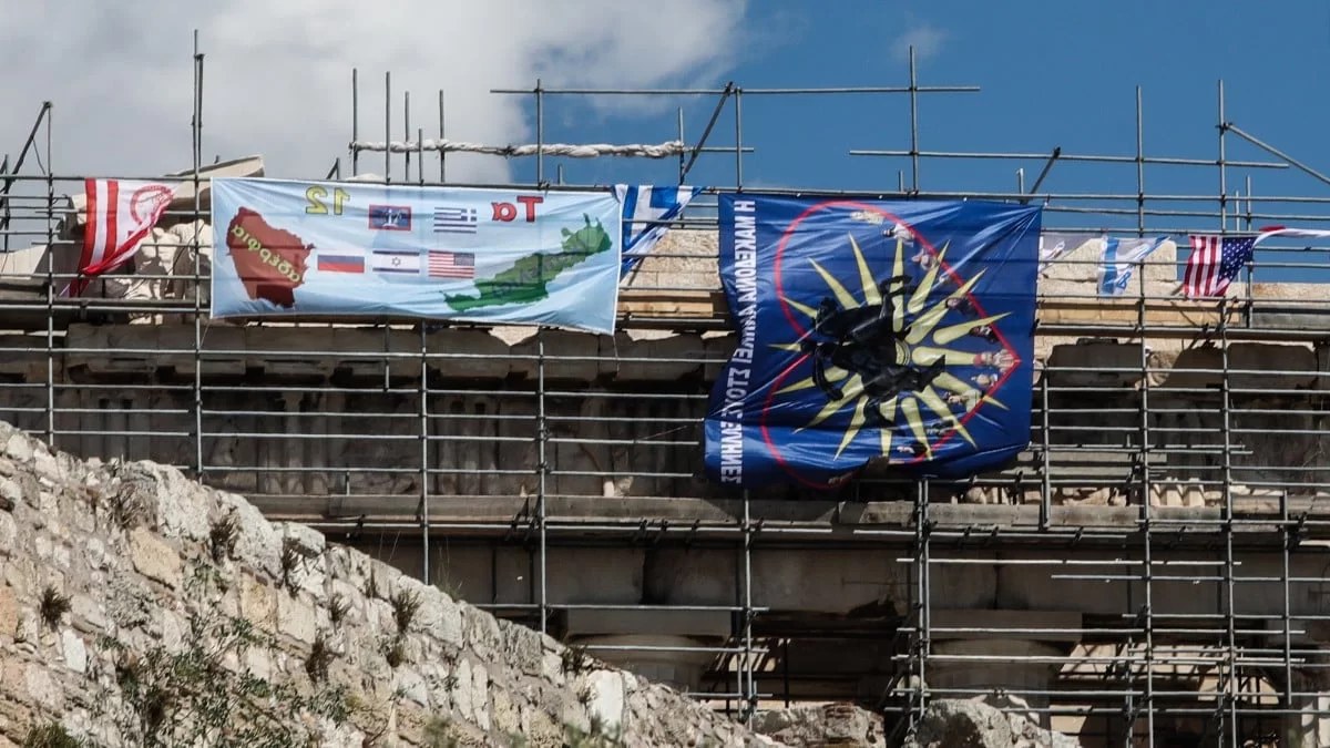 Eξελίξεις με τον άντρα που απειλεί να πέσει από τον Παρθενώνα - Ζητά να συναντήσει τον πρωθύπουργο