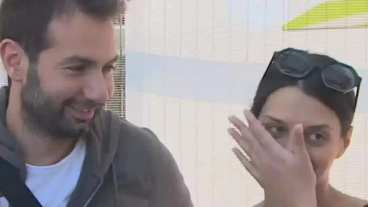 Με μαύρο φόρεμα έξω από μαιευτήριο: Βούρκωσε μπροστά στις κάμερες για την νεογέννητη κόρη της η Άννα Μπεζάν