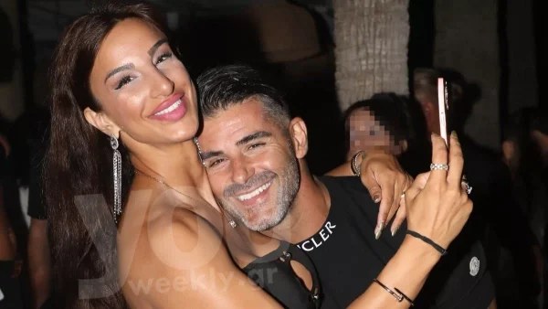 Με μπεζ σετ και τοπάκι με άνοιγμα στο στήθος - Η "καυτή" εμφάνιση της Αθηνάς Ευμορφιάδη δίπλα στον καλό της στη Μύκονο