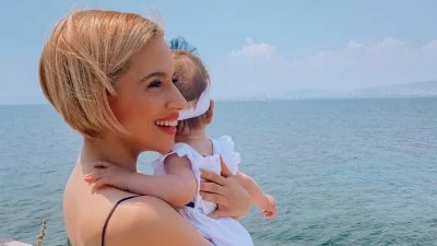 ''Λιώνει'' για τη μικρή Σεμέλη - Οι καλοκαιρινές στιγμές της Μπουλέ με τη κορούλα της