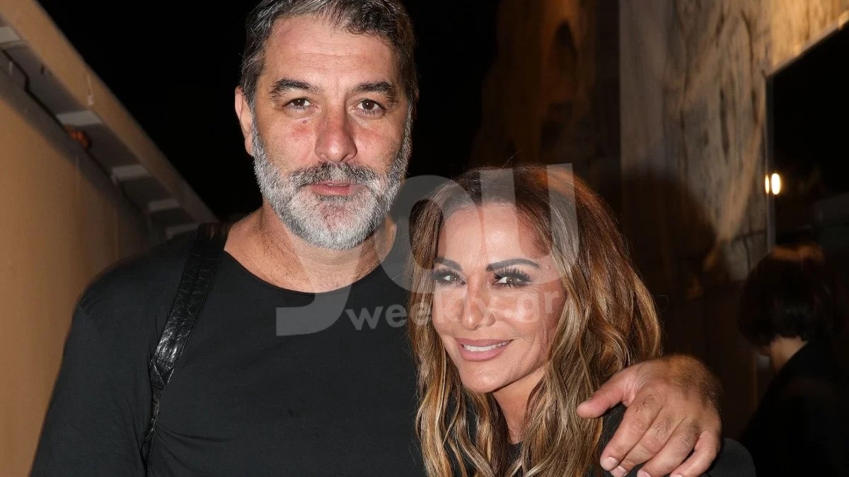 Η Δέσποινα Βανδή με συγκλονιστικό total black look, στο πλευρό του Βασίλη Μπισμπίκη, στο Ηρώδειο