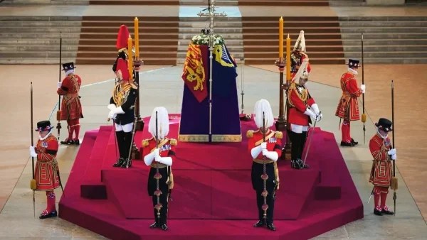 Μεγάλες συγκινήσεις στο Ουεστμίνστερ - Λιποθύμησε η ξαδέρφη της Βασίλισσας Ελισάβετ μόλις έφεραν τη σορό της