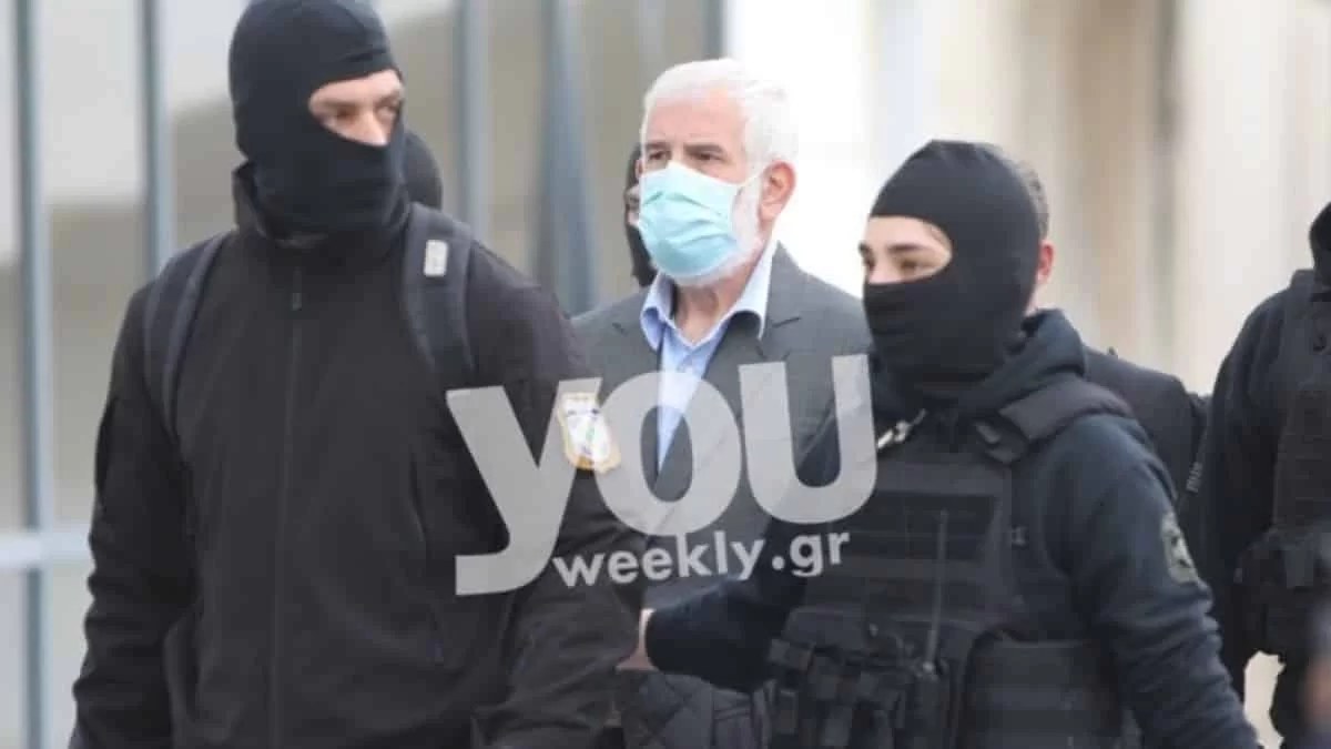 ''Αγκιστρωμένος'' από τη Νίνου o Φιλιππίδης - Η αντίδρασή του μπροστά στις κάμερες καθώς πήγαινε στη δίκη