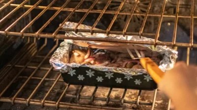 Θα λάμπει σε χρόνο dt - Το θαυματουργό κόλπο με λεμόνι για τον φούρνο σας