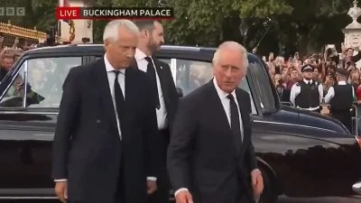 Καταχειροκροτήθηκε ο βασιλιάς Κάρολος κατά την άφιξη στο Μπάκιγχαμ - Αποκαλύφθηκε ο νέος τίτλος της Καμίλα