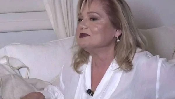 Αγνώριστη με κόκκινα μαλλιά και αδυνατισμένη - Μια άλλη η Μαρία Καβογιάννη για τις ανάγκες της σειράς Μια νύχτα του Αυγούστου