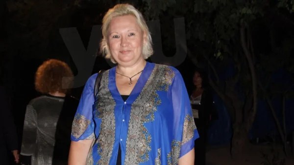 Ιράν: Ρίγη συγκίνησης με την κίνηση της Καίτης Φίνου - Η στιγμή που κόβει τα μαλλιά της