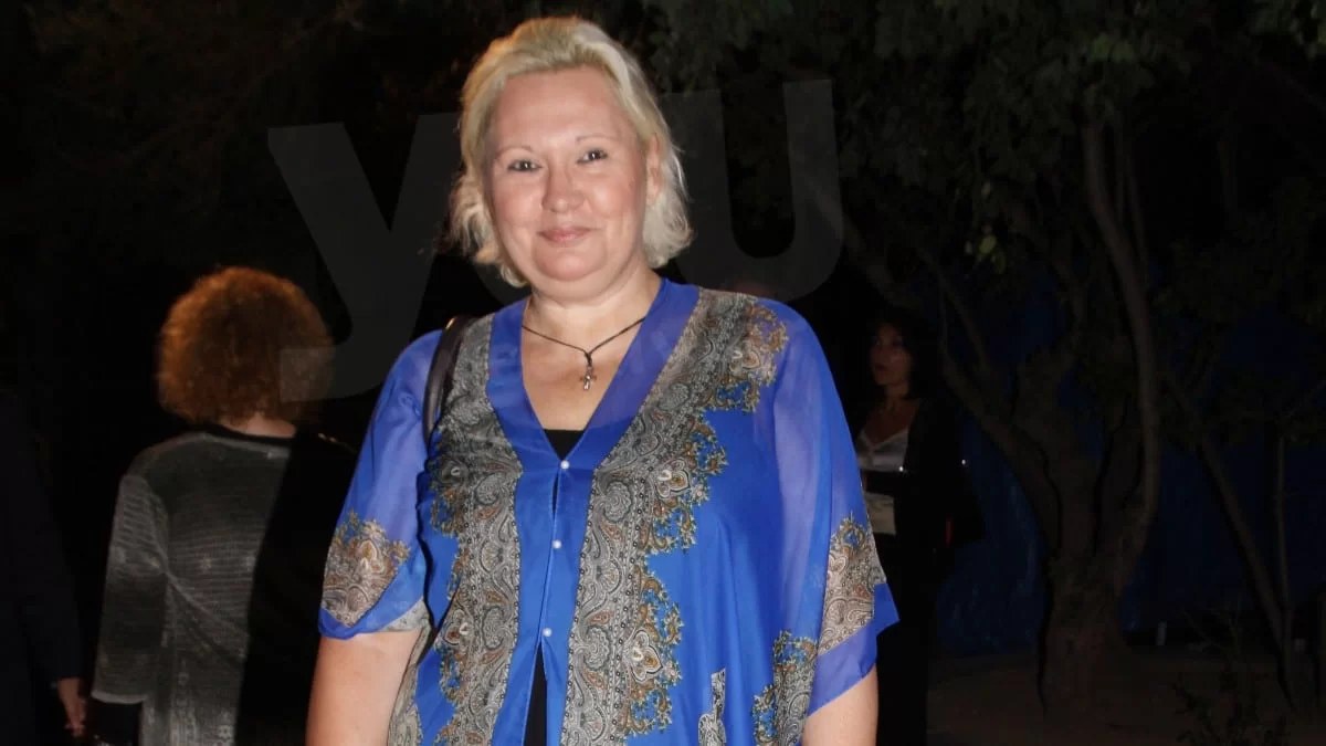 Ιράν: Ρίγη συγκίνησης με την κίνηση της Καίτης Φίνου - Η στιγμή που κόβει τα μαλλιά της