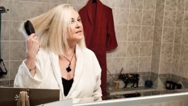 Τα κοιτούσε με λάγνο βλέμμα - Η Κορομηλά αγκαλιά με ένα κατακκόκινο μπουκέτο τριαντάφυλλα