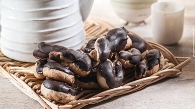 Εύκολα και γρήγορα: Τραγανά κουλουράκια κανέλας με λιωμένη σοκολάτα από επάνω