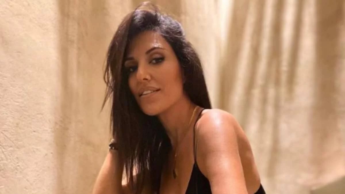Με μικροσκοπικό ροζ μπικίνι και μαντήλι στο κεφάλι - Όλη η παραλία κοιτούσε την Μαρία Ιακώβου