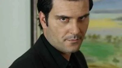 Μόνο τα μούσια έχουν αλλάξει πάνω του - Παραμένει γοητευτικός 17 χρόνια μετά ο «κακός» του Παρά Πέντε