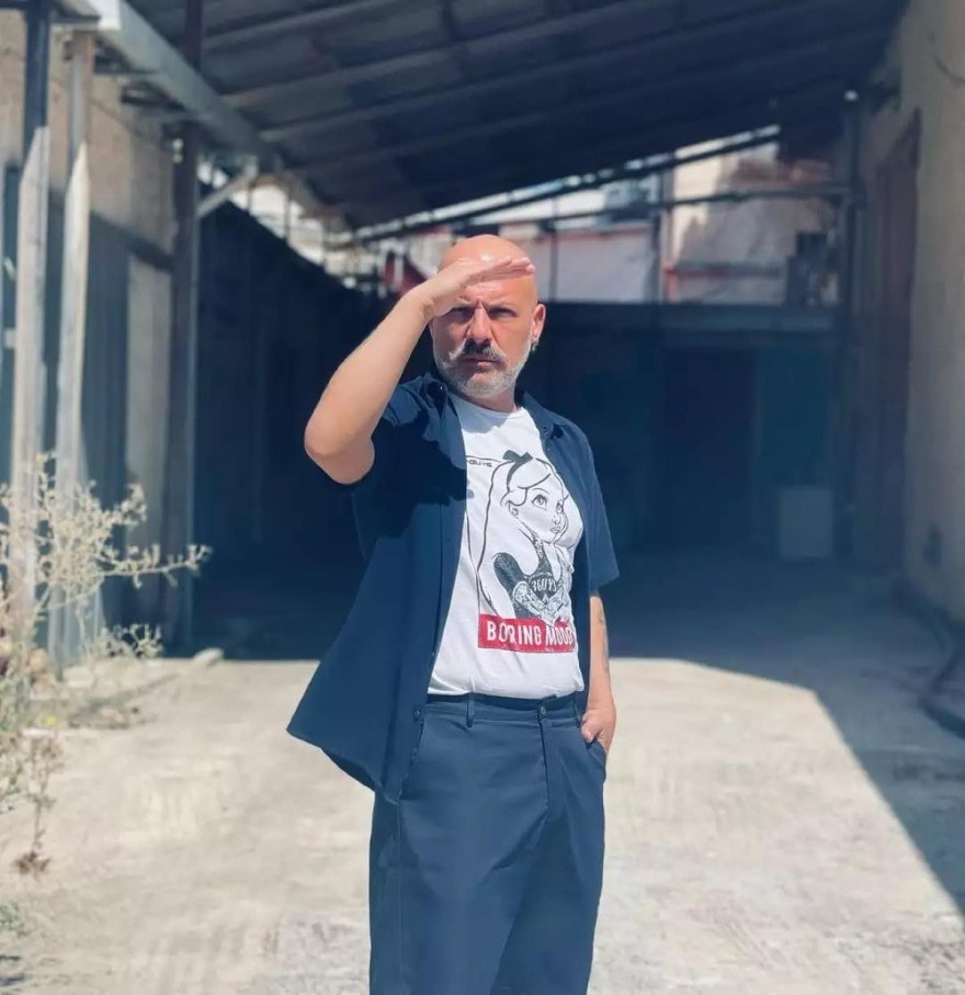 Αναβολή πήρε η πρεμιέρα του Νίκου Μουτσινά, λόγω της κηδείας της Βασίλισσας Ελισάβετ