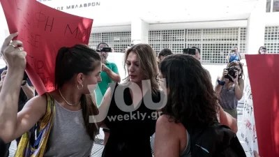 Με δάκρυα στα μάτια η Γεωργία Μπίκα έξω από τον Άρειο Πάγο - ''Θα το πάω μέχρι τέλους''