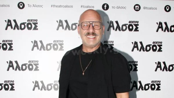 Με έντονους τόνους και με ξύλινο δάπεδο - Το μοντέρνο σπίτι του Νίκου Μουτσινά