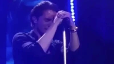 ''Λύγισε'' επί σκηνής - Δε μπορούσε να σταματήσει να κλαίει ο Οικονομόπουλος σε συναυλία του στην Πάτρα