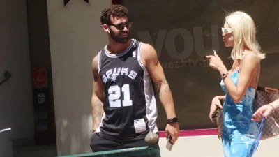 Δεν τους ένοιαξαν τα αδιάκριτα βλέμματα - Τα καυτά φιλιά στο στόμα του Σχίζα στην Παναγιώταρου στο κέντρο της Αθήνας