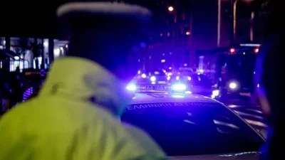 Πάτρα: Άνδρας απειλεί σε πλατεία κρατώντας τσεκούρι