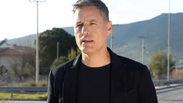 "Τώρα που αυτή πέθανε..." - Χαμός με την ανάρτηση του Γρηγόρη Πετράκου για τον θάνατο της βασίλισσας Ελισάβετ