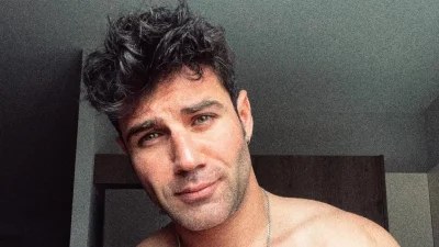 Με γκρι στοιχεία και πολλά ατμοσφαιρικά φωτιστικά - Η μίνιμαλ διακόσμηση στο σπίτι του Πέτρου Ιακωβίδη
