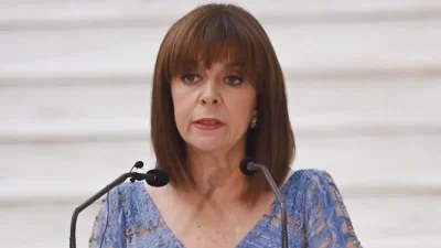 Κομψή και elegant στα 66 της - Η εμφάνιση της Κατερίνας Σακελλαροπούλου, σε αγιασμό σχολείου στη Χάλκη