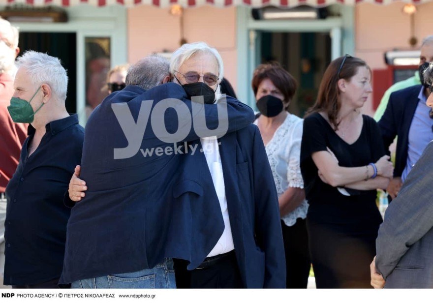 Ο Γιάννης Σμαραγδής στην αγκαλιά οικείου του προσώπου στην κηδεία