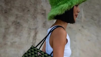 Αυτή τη νέα τάση θα τη βρεις στην ντουλάπα του παππού ή του πατέρα σου - Η μπλούζα που έχουν εμμονή όλες οι fashionistas