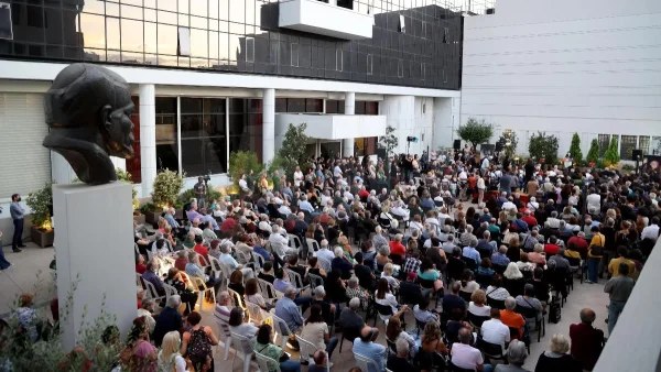 Μια "γροθιά" ο καλλιτεχνικός και πολιτικός κόσμος στο τελευταίο "αντίο" του Κώστα Καζάκου