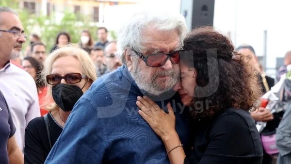 Κώστας Καζάκος: Κατέρρευσε η σύζυγός του, Τζένη Κόλλια στην αποχαιρετιστήρια τελετή - Αποκλειστικές φωτογραφίες