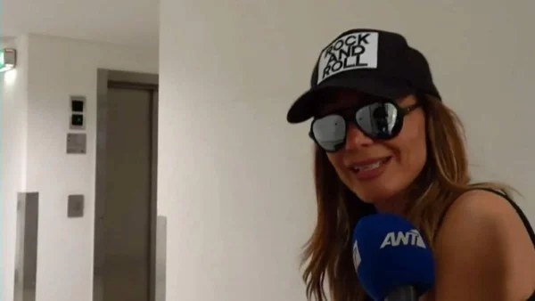 Έφυγε από την Ελλάδα η κόρη της Δέσποινας Βανδή & του Ντέμη Νικολαΐδη - Βίντεο από το αεροδρόμιο