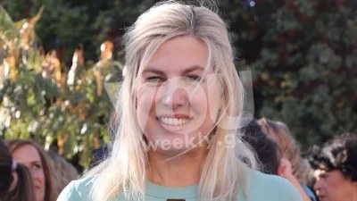 Η Ράνια Θρασκιά με γαλαζοπράσινο φόρεμα στα 48 της - Το φόρεσε στη βάφτιση του γιού του Παναγιώτη Χατζηδάκη και της Χαράς Σαράντη