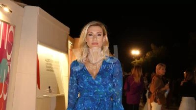 Με στενό μαύρο φόρεμα και ψηλές γόβες - Πιο εντυπωσιακή από ποτέ η Ζέτα Δούκα δίπλα στον σύντροφό της, Μιχάλη Χατζαντωνά
