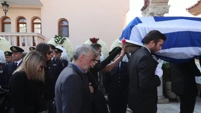 Ανατριχιαστικό βίντεο από την κηδεία του Αλέξανδρου Νικολαϊδη - Η στιγμή που ο πατέρας του μπαίνει στην εκκλησία σπαράζοντας