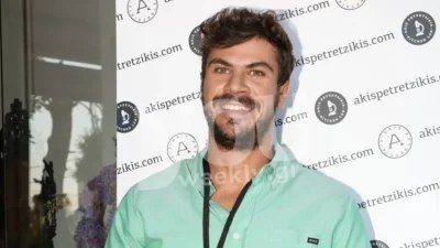 Έντυσε το γιο του τσολιά - Η πρώτη φωτογραφία του Άκη Πετρετζίκη με την σύζυγό του και τα παιδιά τους
