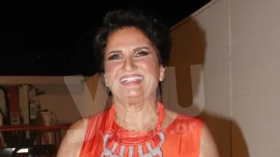Ποζάρει με ολόσωμο μαύρο μαγιό πάνω σε σκάφος - Αρετουσάριστη φωτογραφία της Άλκηστις Πρωτοψάλτη στα 67 της