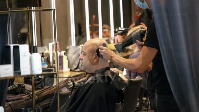 Με το που βγήκαν έξω από το κομμωτήριο έγινε χαμός - Αποκλειστικές φωτογραφίες της Έλενας Τσαβαλιά και του Μάρκου Σεφερλή