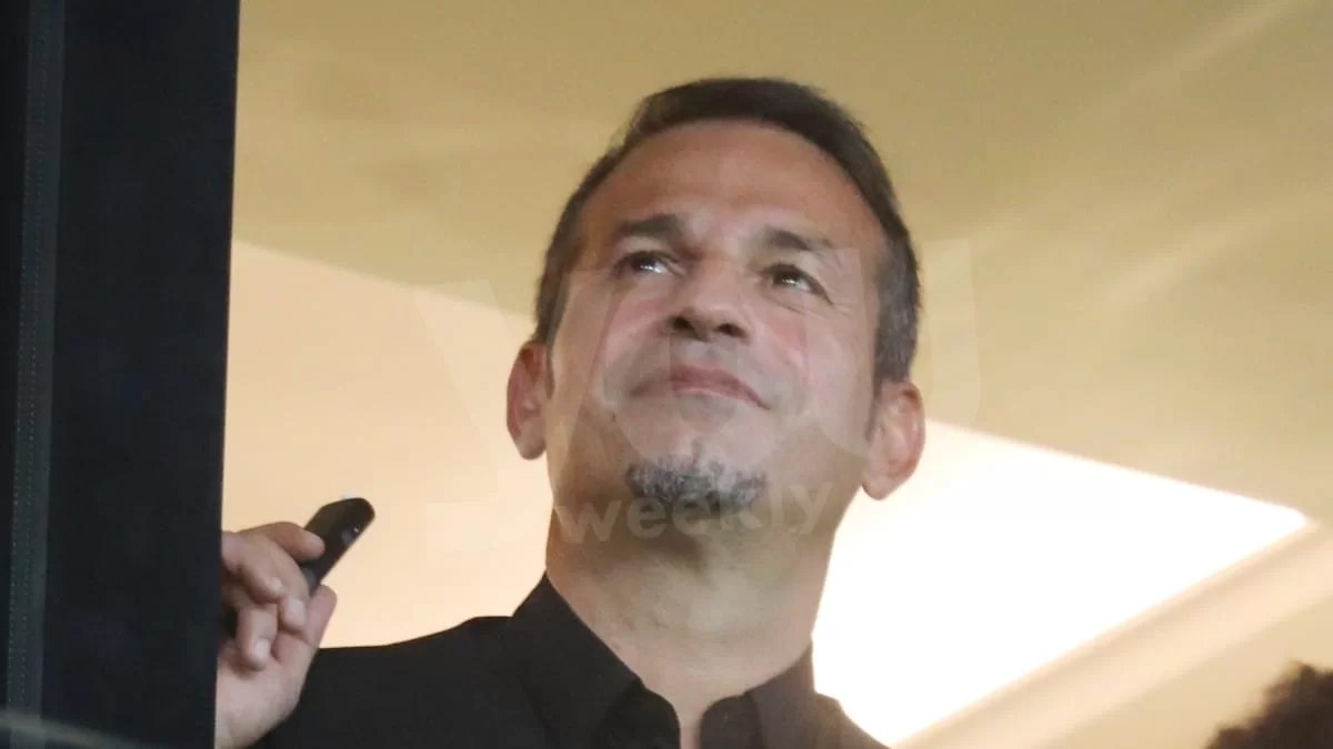 Με μαύρο κοστούμι και χαμογελαστός στο γήπεδο: Σπάνια δημόσια εμφάνιση του Ντέμη Νικολαΐδη