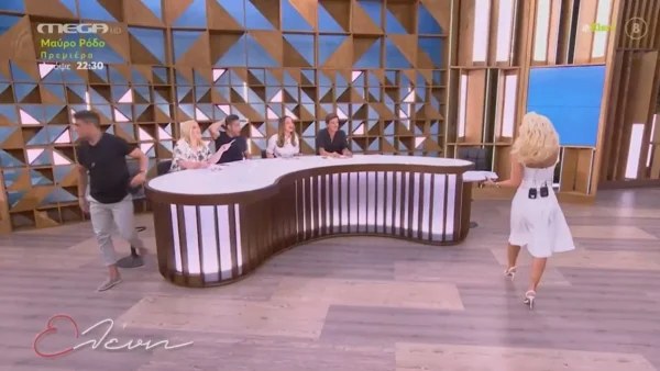 Σάστισε και έφυγε από το πλατό με το που την είδε ο Σάββας Πούμπουρας - Αποθεώθηκε η Ελένη Μενεγάκη με την είσοδό της