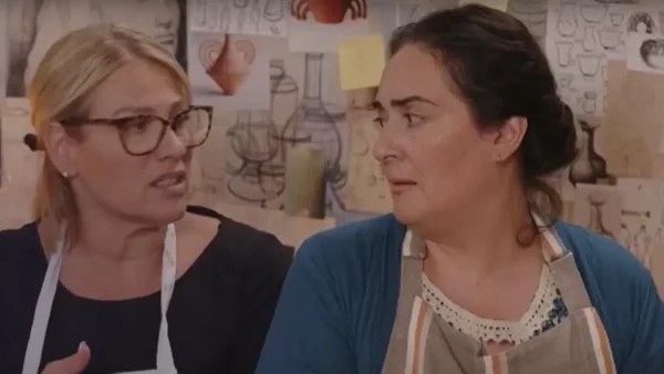 Ποιος Παπαδόπουλος (13/10): Η Μελίνα χαρίζει ένα "καυτό" νυχτικό στην Περιστέρα - Ξεσπά άγριος καβγάς στη γειτονιά της δεύτερης