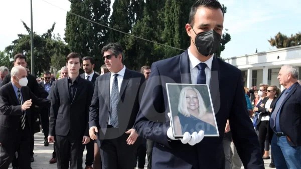 Τελέστηκε το ετήσιο μνημόσυνο της Φώφης Γεννηματά - Μαυροφορεμένοι και με σκυμμένο το κεφάλι ο σύζυγος και τα παιδιά της