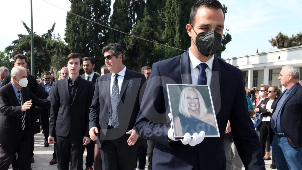 Τελέστηκε το ετήσιο μνημόσυνο της Φώφης Γεννηματά - Μαυροφορεμένοι και με σκυμμένο το κεφάλι ο σύζυγος και τα παιδιά της