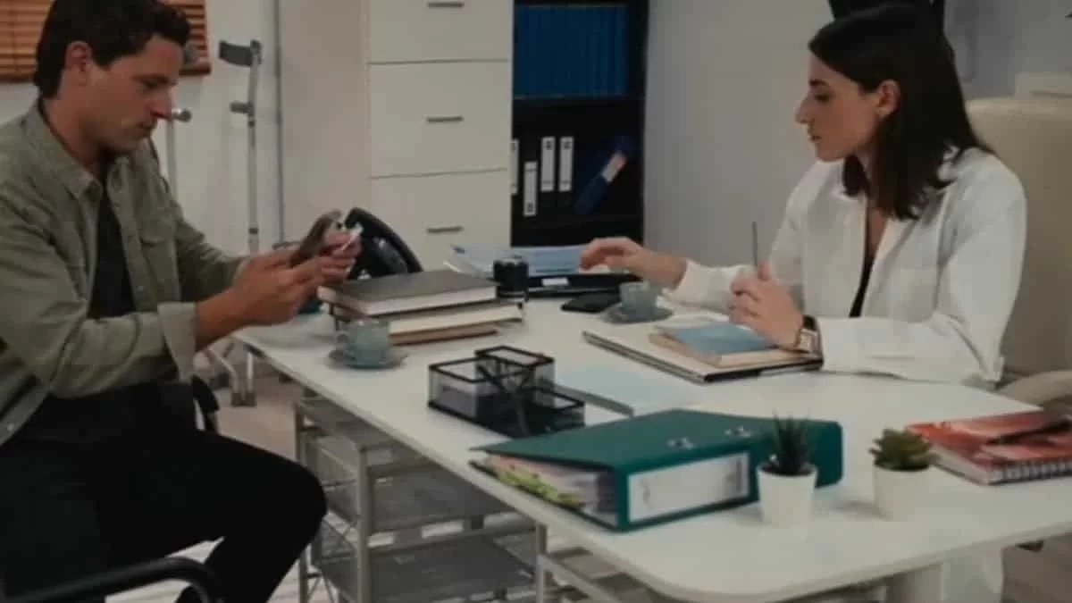 Γη της Ελιάς: «Καλά βρωμάει από μακριά» - Παραλίγο να τα "ξεράσει" όλα στον Σωκράτη η Αντιγόνη και το Twitter δεν κρατήθηκε
