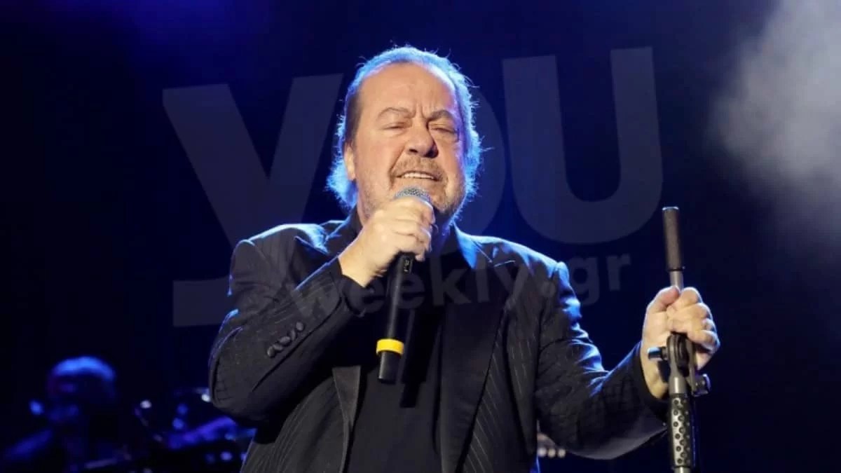 Με αθλητική ζακέτα και μαύρο καπέλο στο κεφάλι - Αγνώριστος ο Γιάννης Πάριος