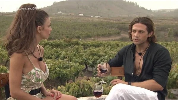 Ζουν τον έρωτα στο Love Island Γιώργος Κόρκας και Ιωάννα - Στο επίκεντρο του σχολιασμού η νέα παίκτρια