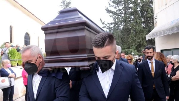 Σταμάτης Κόκοτας: "Τσακίζει" κόκαλα το τελευταίο "αντίο" του γιου του, Δημήτρη στην κηδεία