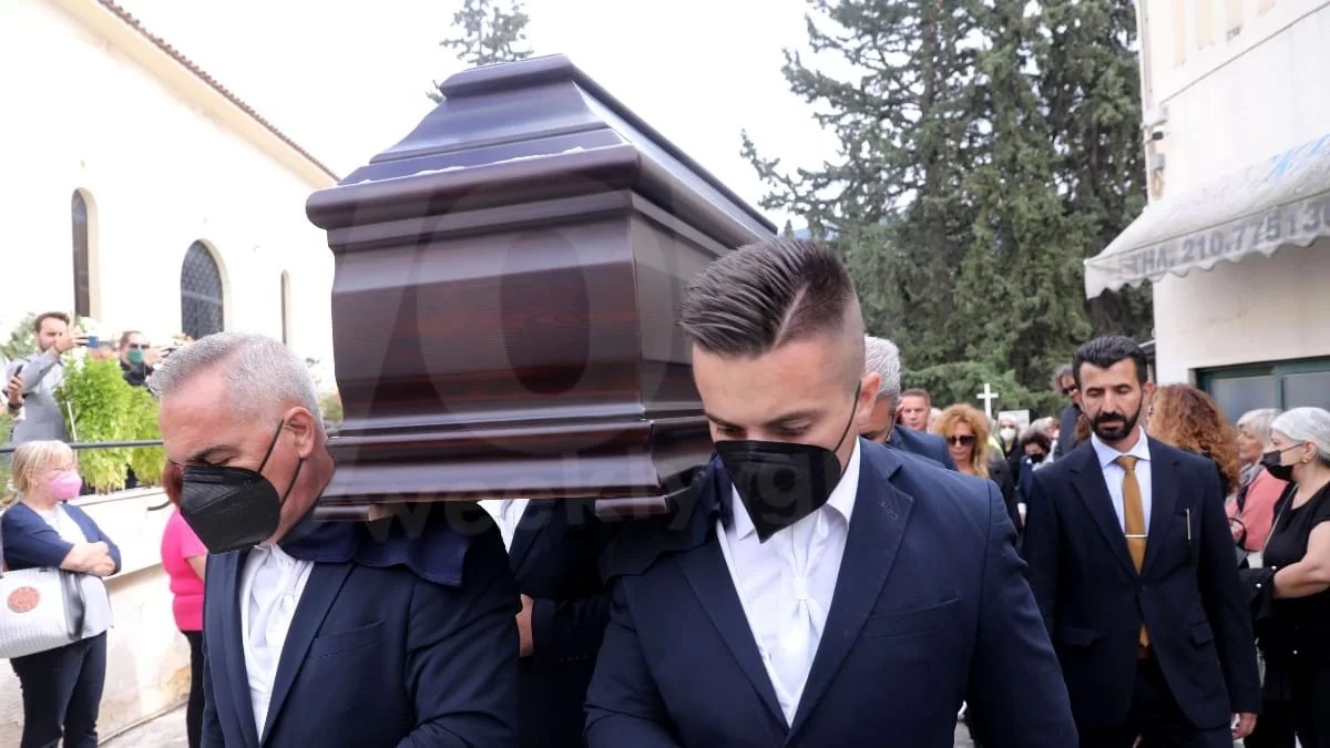 Σταμάτης Κόκοτας: "Τσακίζει" κόκαλα το τελευταίο "αντίο" του γιου του, Δημήτρη στην κηδεία