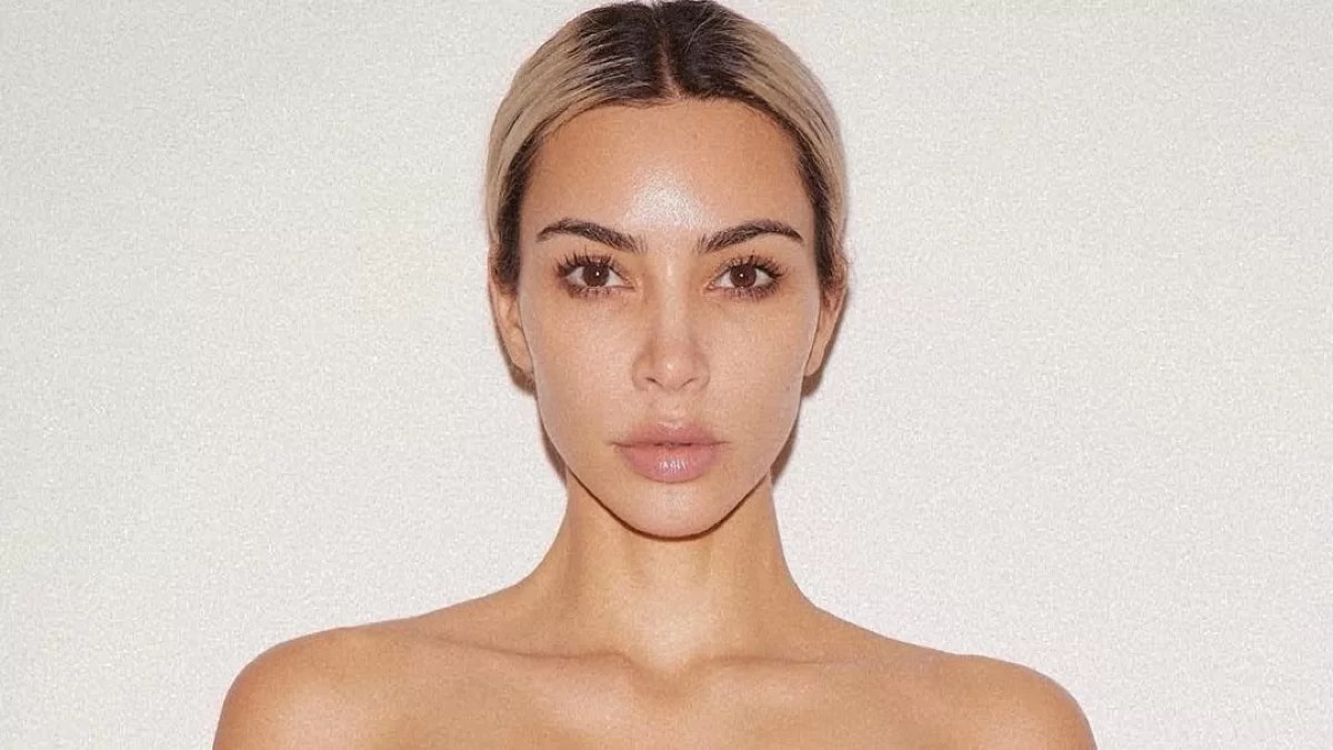 Η Kim Kardashian είναι το νέο πρόσωπο του οίκου Balenciaga: To φόρεμα από ζώνες που συγκλόνισε το Instagram