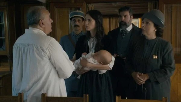 Πρεμιέρα απόψε 2/10 για το Κόκκινο Ποτάμι - Η Ιφιγένεια αναγκάζεται να κατέβει από το πλοίο γιατί το μωρό...